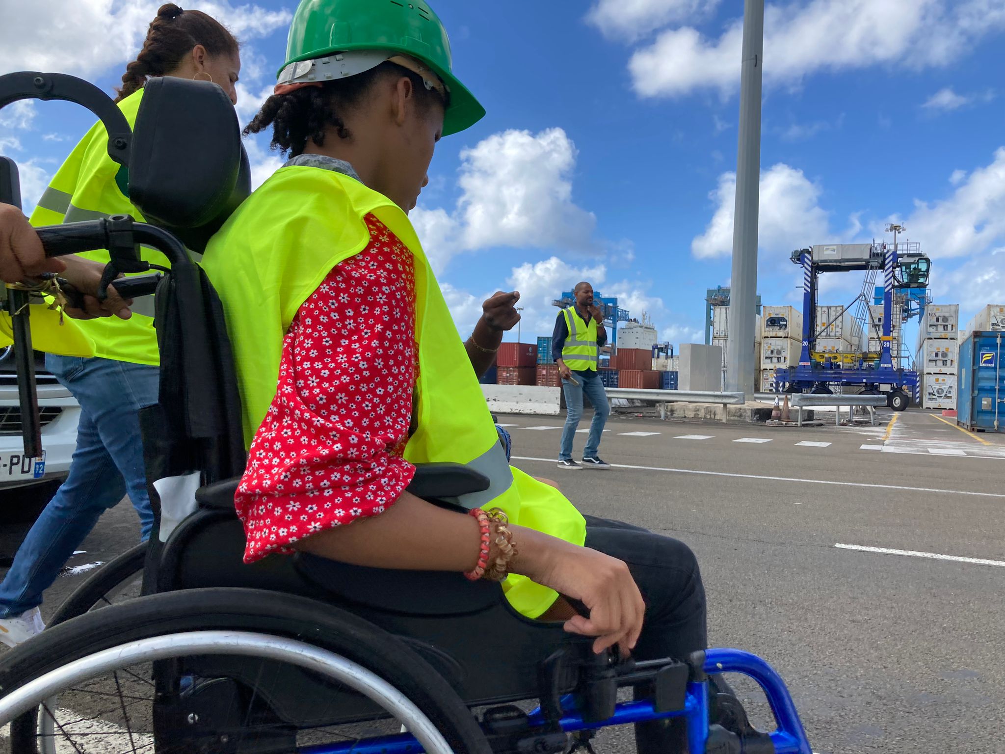 Des jeunes en situation de handicap découvrent le terminal de la Pointe